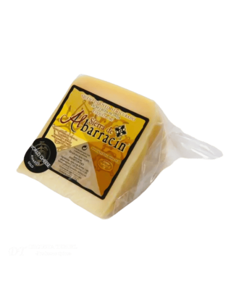 Halfbelegen schapenkaas met gouden label