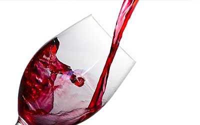cat&eacute;gorie de vin, vous voyez un flux de vin rouge remplir un verre