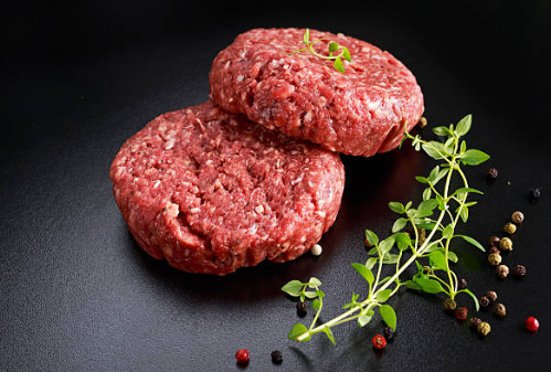 Burger de boeuf au chèvre et oignon caramélisé