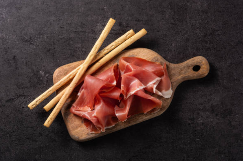 Prosciutto affettato sul coperchio