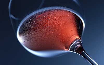 bicchiere di vino con vino rosato visto dal basso.