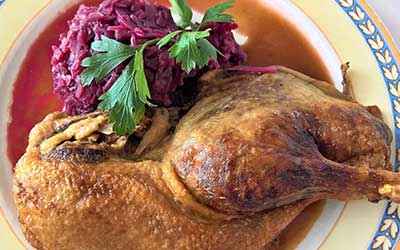  Teller mit Entenbraten mit Sauce.