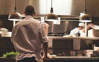  cocina de restaurante con dos cocineros trabajando.