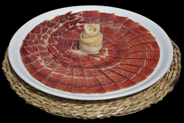 Ham gesneden op een bord